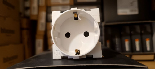 Розетка, 2M, цвет- белый, 16 А - 250 В переменного тока, 2P+T немецкий стандарт, Bticino, Living Now, KW4141